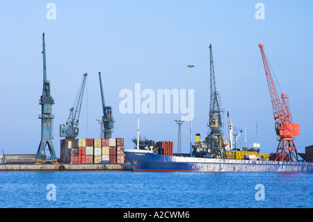 Ocean-Going Schiffe entladen ihre Fracht im Hafen von Mersin Türkei Stockfoto