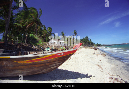 Angelboot/Fischerboot auf einem verlassenen Strand mit weißem Sand, Vietnam Stockfoto