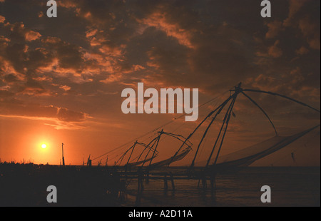 Sonnenuntergang über Chinesische Fischernetze in Kochin, Kerala (Indien) Stockfoto