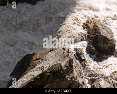 Besucher sehen den tobenden Yangtse Fluss von Tiger Leap Rock Tigersprungschlucht Yunnan China Stockfoto