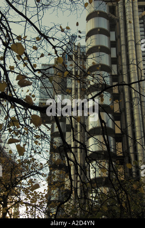 Lloyds Versicherung Gebäude in der City of London durch Bäume in St Helens Piazza gesehen Stockfoto