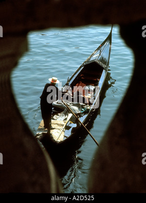 Jahrgang 1965 Italien Venedig Gondel durch Brücke Stockfoto