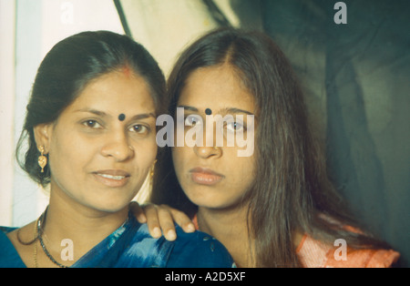 AKM76824 südasiatischen Inderinnen zwei echte Schwestern Indien Herr Reihe 659 Stockfoto