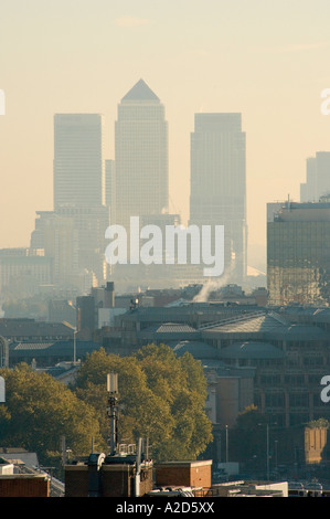 Canary Wharf in London Docklands gesehen vom Monument in der City of London Stockfoto