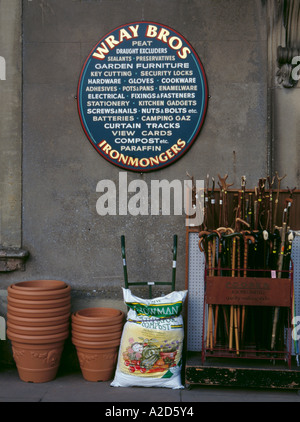 Melden Sie sich auf eine Ironmongers Ladenfront, Leyburn, North Yorkshire, England, UK. Stockfoto