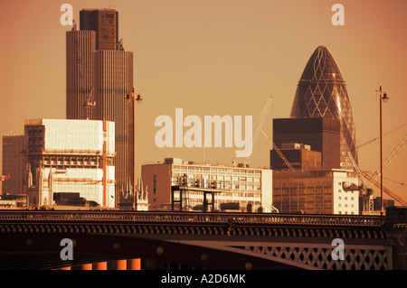Gebäude in der City von London über den Fluss Themse am Südufer aus gesehen Stockfoto