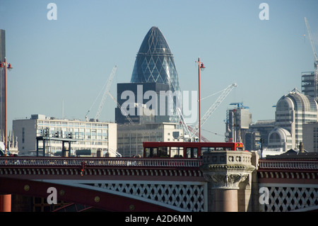 Gebäude in der City von London über den Fluss Themse am Südufer aus gesehen Stockfoto