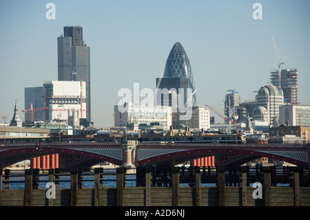 Gebäude in der City von London über den Fluss Themse am Südufer aus gesehen Stockfoto