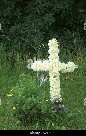 Ein weißes florales Kreuz am Straßenrand errichtet als Mahnmal eines versehentlichen Verkehr Todes in ländliche Manitoba Kanada Stockfoto