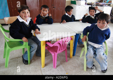 Kinder, die Zeichnung in eine Grundschule, Soracá, Boyacá, Kolumbien, Südamerika Stockfoto