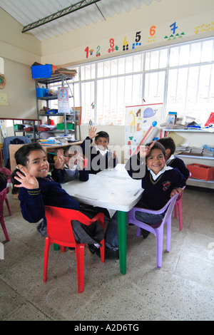 Kinder, die Zeichnung in eine Grundschule, Soracá, Boyacá, Kolumbien, Südamerika Stockfoto