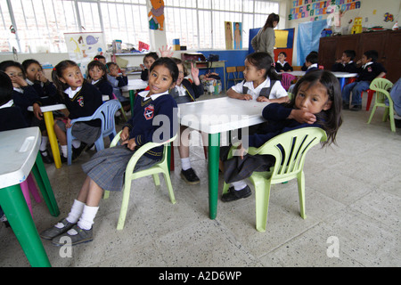 Kinder, die Zeichnung in eine Grundschule, Soracá, Kolumbien Stockfoto