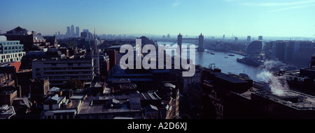 Panoramaformat erhöhte Ansicht von London mit Blick nach Osten in Richtung Tower Bridge und Canary Wharf mit der Themse, 2007 Stockfoto