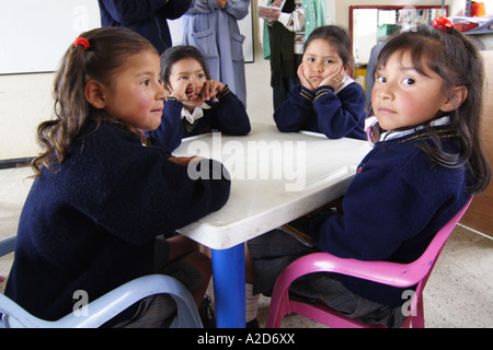 Kinder, die Zeichnung in eine Grundschule, Soracá, Boyacá, Kolumbien, Südamerika Stockfoto