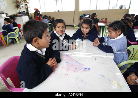 Kinder, die Zeichnung in eine Grundschule, Soracá, Kolumbien Stockfoto