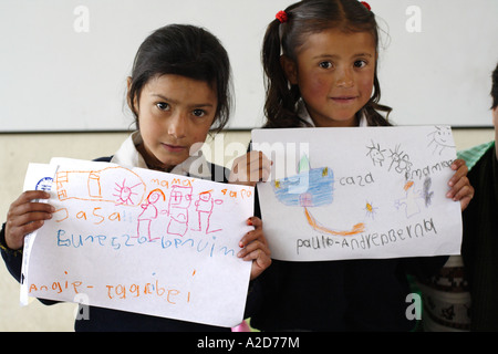 Kinder zeigen ihre zieht in eine Grundschule, Soracá, Boyacá, Kolumbien, Südamerika Stockfoto