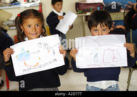 Kinder zeigen ihre zieht in eine Grundschule, Soracá, Boyacá, Kolumbien, Südamerika Stockfoto