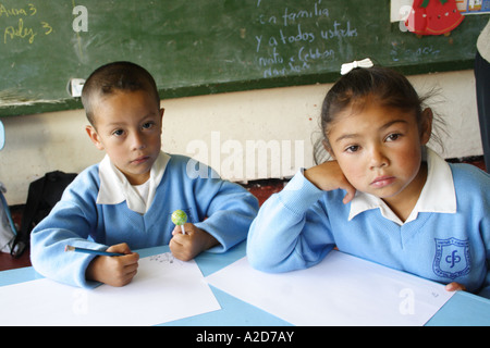 Kinder, die Zeichnung in eine Grundschule, Soracá, Boyacá, Kolumbien, Südamerika Stockfoto