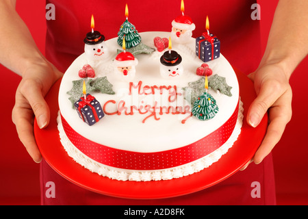 FRAU HOLDING WEIHNACHTSKUCHEN Stockfoto