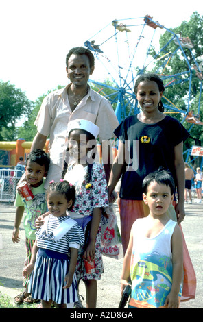 Afrikanische amerikanische Eltern Alter 30 Grand Old Day Feierlichkeiten mit Kindern im Alter von 3 bis 7. St Paul Minnesota USA Stockfoto