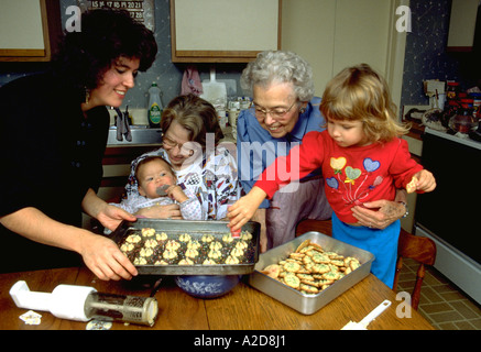 Vier Generationen von der Familie Jones Weihnachtsplätzchen machen. Western Springs, Illinois USA Stockfoto