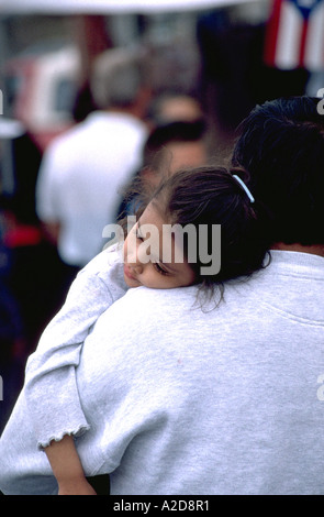 Tochter Alter 30 und 2 am Cinco De Mayo Festival Kopf auf Väter Schulter ruht. St Paul Minnesota USA Stockfoto