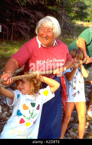 Oma und Kinder im Tauziehen auf einem Lake Huron Les Cheneaux Inseln Alter 70 und 5. Cedarville Michigan USA Stockfoto