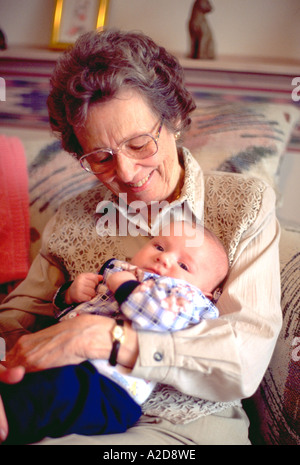 Urgroßmutter Alter von 83 Jahren Betrieb Enkel. Brooklyn Center Minnesota USA Stockfoto