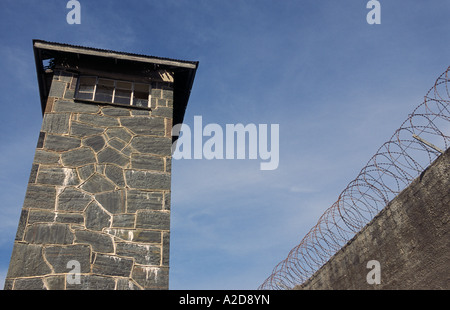 Wachturm und Stacheldrahtzaun um das alte Gefängnis, Robben Island, Cape Town, Südafrika Stockfoto