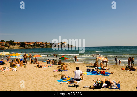 Menschen, die entspannen, Sonnenbaden am Strand heißen Sommer Urlaub Sozopol Schwarzmeer Küste Bulgariens Stockfoto