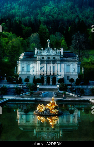 Linderhof Castle, eingebettet tief in den Bayerischen Alpen, als ein Fantasy-Palast für König Ludwig erbaut. Stockfoto