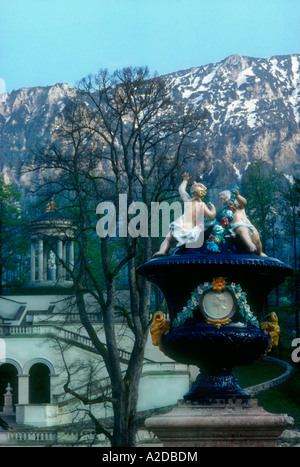 Putten geschmückt auf blauen Garten Urne im Garten von Schloss Linderhof, eingebettet tief in den Bayerischen Alpen. Stockfoto