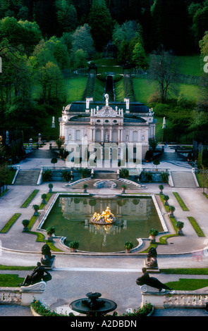 Weiten Blick über Linderhof Schloss und Gärten, eingebettet tief in den Bayerischen Alpen, gebaut wie ein Fantasy-Palast für König Ludwig Stockfoto