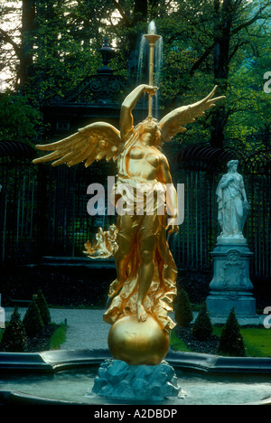 Goldene Statue von Angel, Wasser-Brunnen auf dem Gelände von Schloss Linderhof, in den Bayerischen Alpen. Stockfoto