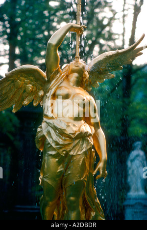 Nahaufnahme des goldenen Statue von Angel, Wasser-Brunnen auf dem Gelände von Schloss Linderhof, in den Bayerischen Alpen. Stockfoto