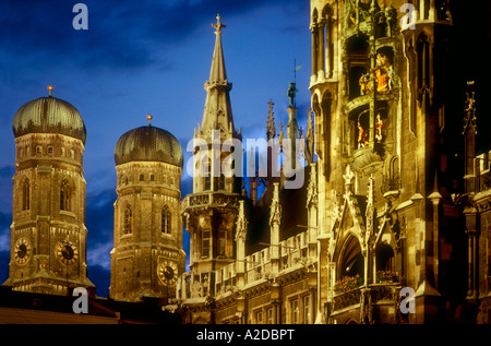 Nachtansicht der Zwillingstürme Turm & Clocktower in Marienplatz, ursprünglich errichtet im 16. Jahrhundert, München, Deutschland Stockfoto