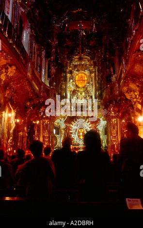 Anbetung in der Asam-Kirche, erbaut von 1733 bis 1746 Asamkirche ist eines der glanzvollsten Rococco oder Barock-Architektur Stockfoto