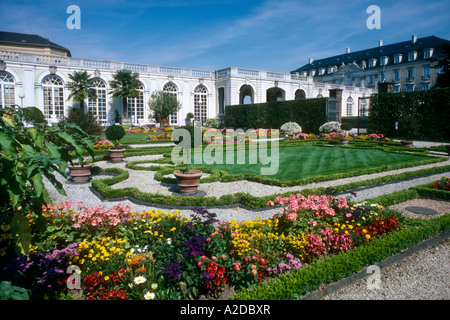 Formaler Garten Betten auf dem Gelände des deutschen Burg bekannt als Schloss Augustusburg, Brühl, Deutschland Stockfoto