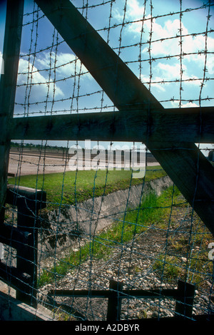 Stacheldraht-Umzäunung der Nazi-Vernichtungslager, Konzentrationslager Dachau, München, Deutschland Stockfoto