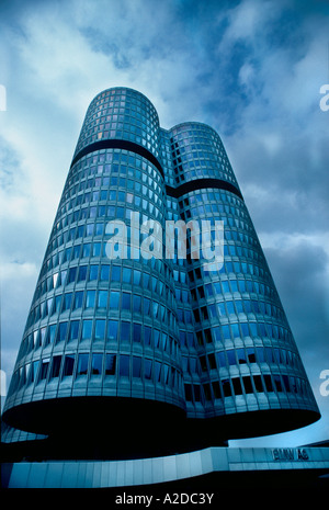 niedrige Weitwinkelaufnahme blickte zu BMW Gebäude, München, Deutschland Stockfoto