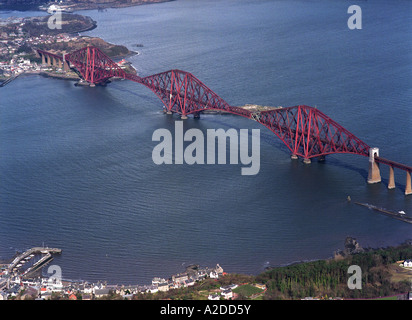 Forth Rail Bridge aus der Luft, Edinburgh, Schottland im Jahr 2002 Stockfoto