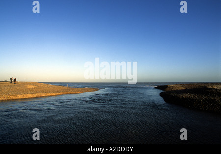 Küstenerosion Verletzung einer Shigle Bank bei einer Spring-Hochwasser nördlich der Küste Dorf Dunwich, Suffolk, UK. Stockfoto