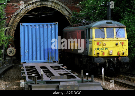 Güterzüge durch den Tunnel Weitergabe der Felixstowe, Nuneaton Railway Line, Ipswich, Suffolk, UK. Stockfoto