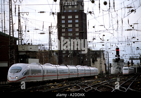 Deutsche Bahn Inter City Express Zug Ankunft am Kölner Hauptbahnhof Bahnhof, Nordrhein Westfalen, Deutschland. Stockfoto