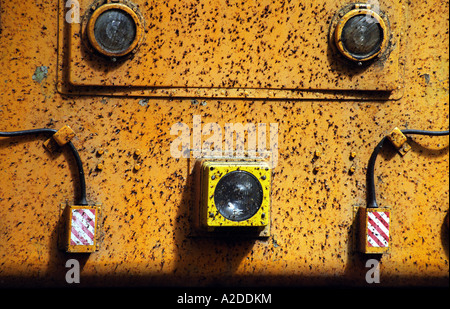 Tote Insekten auf der Vorderseite einer Passagier-Zug-Lokomotive am Bahnhof Liverpool Street, London, UK. Stockfoto