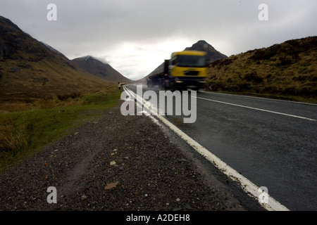 LKW an der A82 durch Glencoe Schottland unterwegs Stockfoto