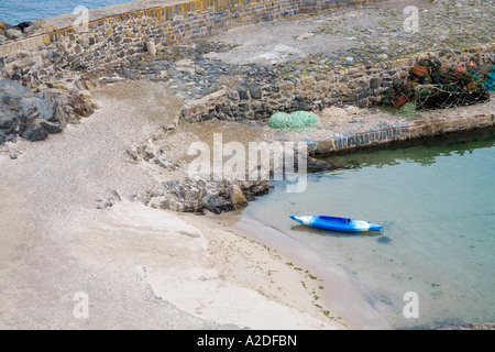 Ein Genuss-Kajak im siebzehnten Jahrhundert Hafen von Portsoy, Aberdeenshire, Schottland. Stockfoto