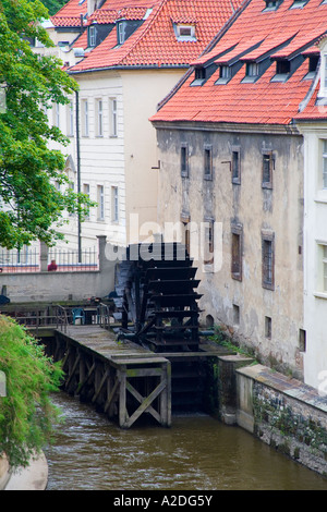 Das alte Wasserrad im Čertovka Stream wie gesehen von der Karlsbrücke, Prag, Tschechische Republik. Stockfoto