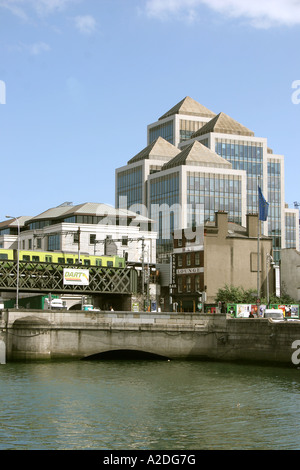 Tara Street Brücke Dart Ulster Bank Büros Dublin Irland Stockfoto