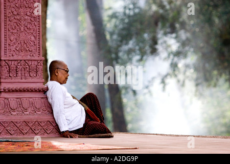 Eine alte Nonne sitzt in einem Tempel in Angkor Wat Komplex. Kambodscha. Stockfoto